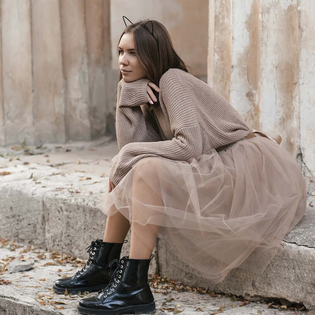 Styl oversize - jak wyglądać kobieco w luźnych ubraniach? Odkryj najmodniejsze stylizacje oversize!